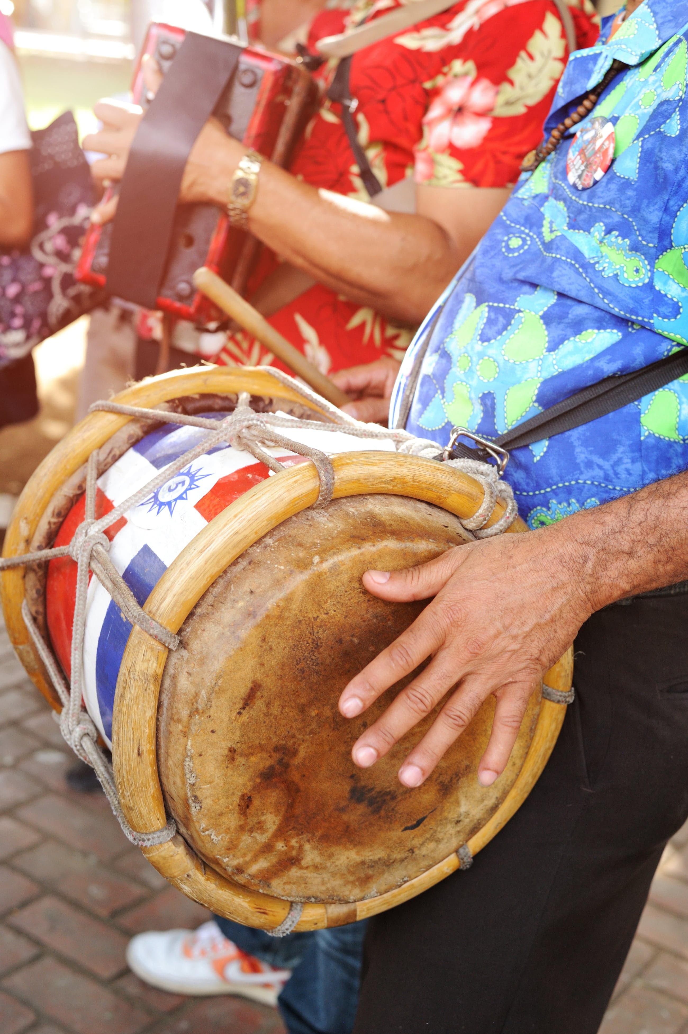 Músico dominicano tocando la tambora en una calle de la Zona Colonial